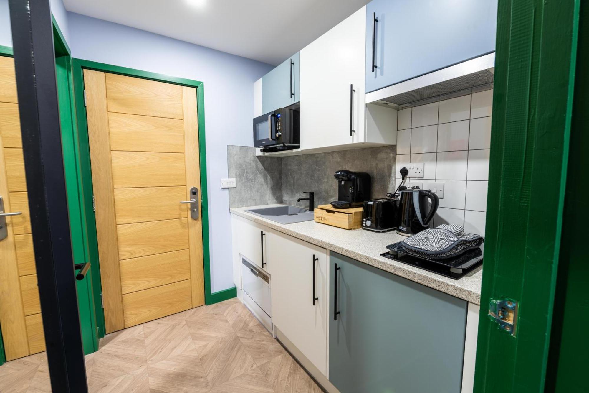 Aaron Wise - 51 Fitzhamon Apartments Кардифф Экстерьер фото